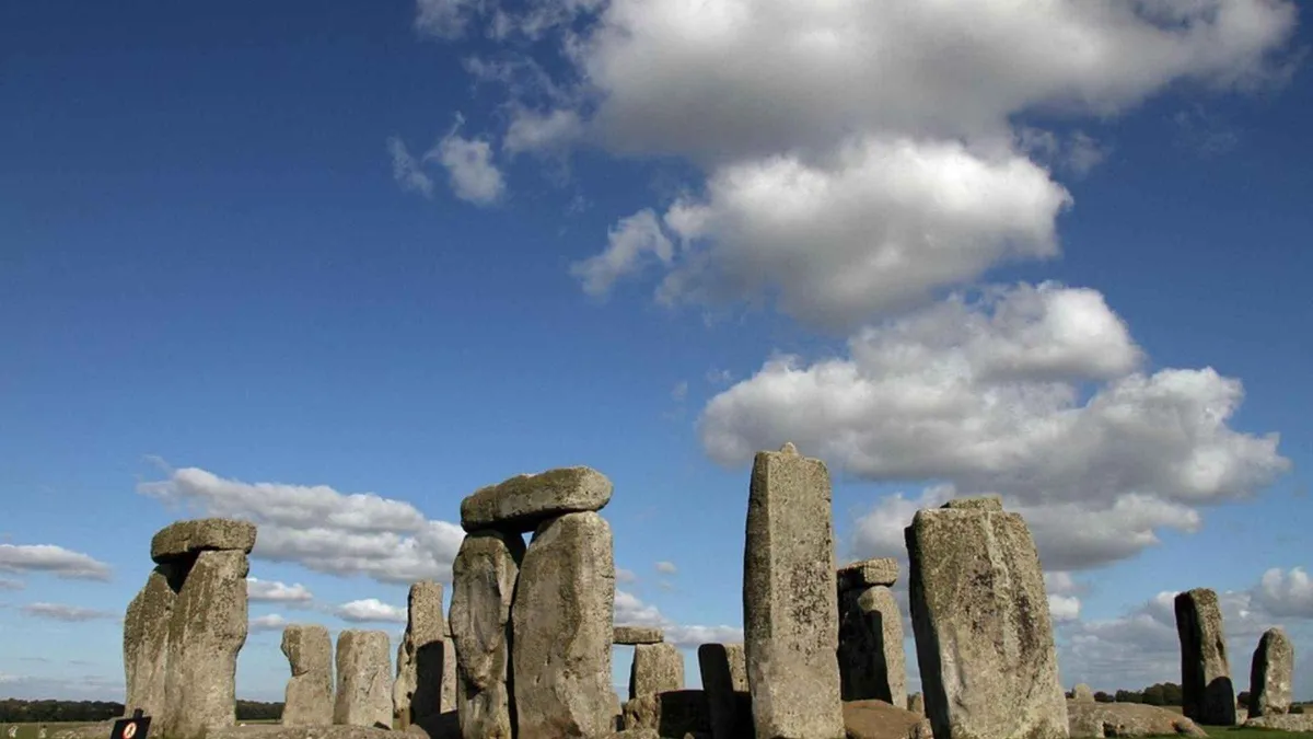 Stonehenge, then Oxford colleges on a Stonehenge tour from London, Wiltshire, England